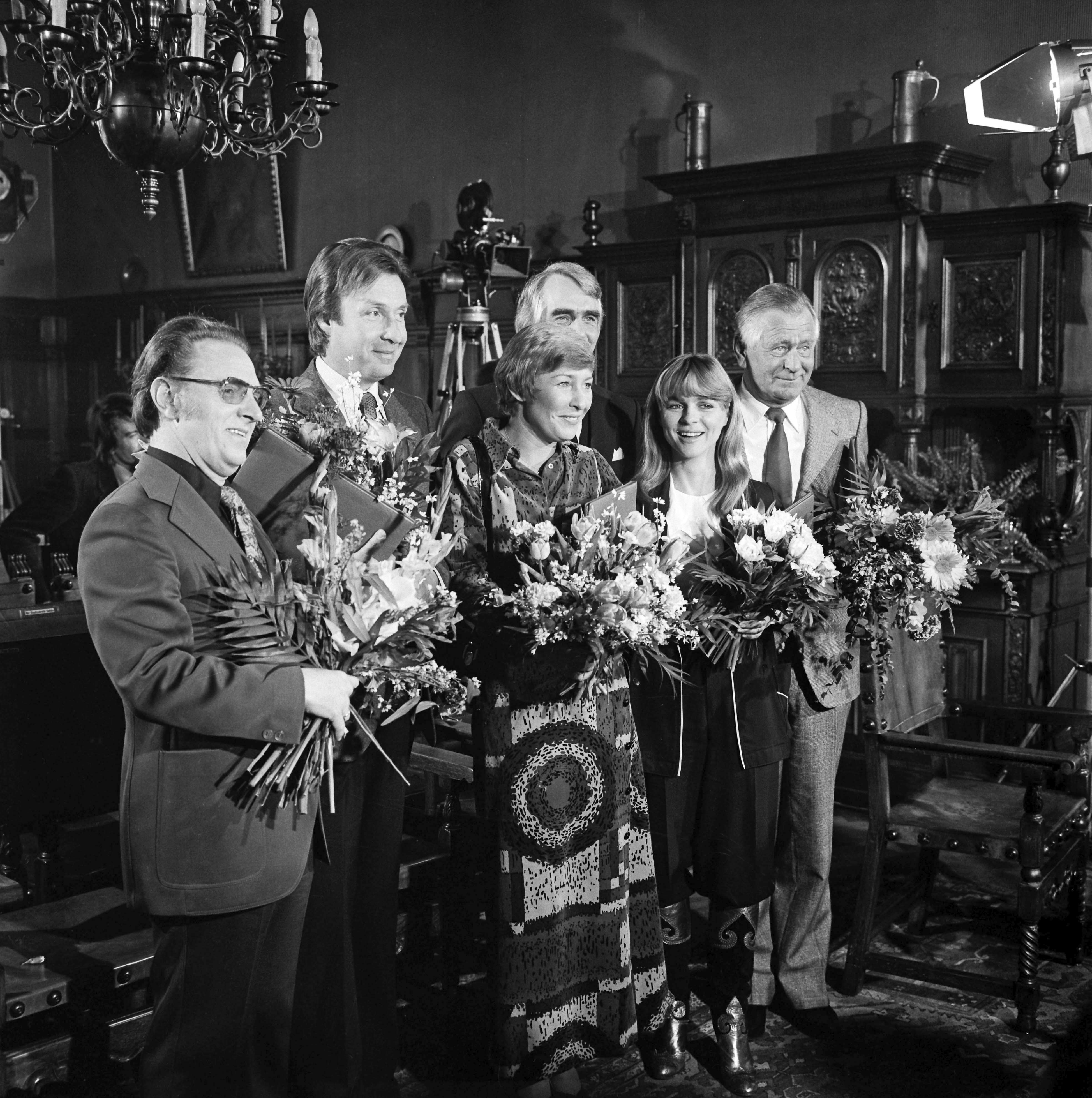 Verleihung des "Goldenen Bildschirms" Innenansicht: Preisträger mit Blumensträußen, darunter Sänger und Schauspieler Peter Alexander, Sängerin und Schauspielerin Cornelia Froboess sowie Naturfilmer Heinz Sielmann, 1976